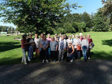 Gruppenfoto am Forsthaus Hohenroth