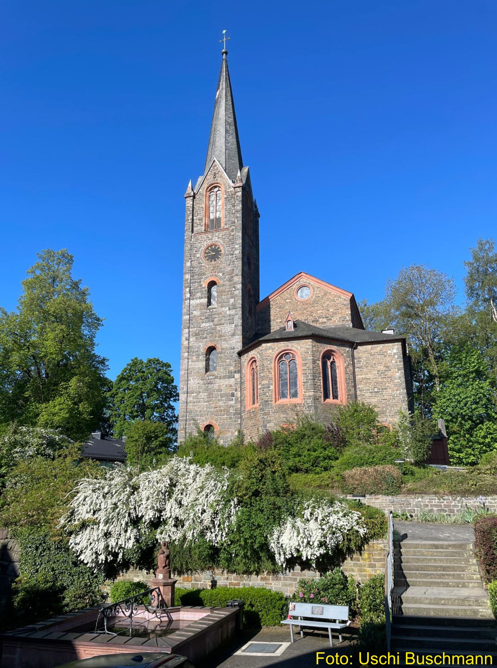 Ansicht der Stadtkirche mit Brunnen im Vordergrund.,.